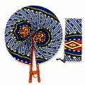 Éventail africain artisanal bleu à motifs géométriques